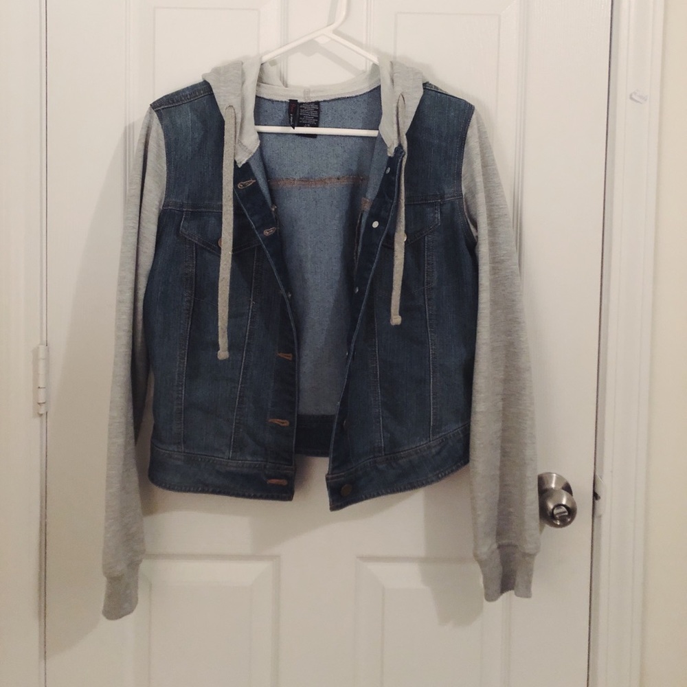 Denim jacket w sweatshirt hood